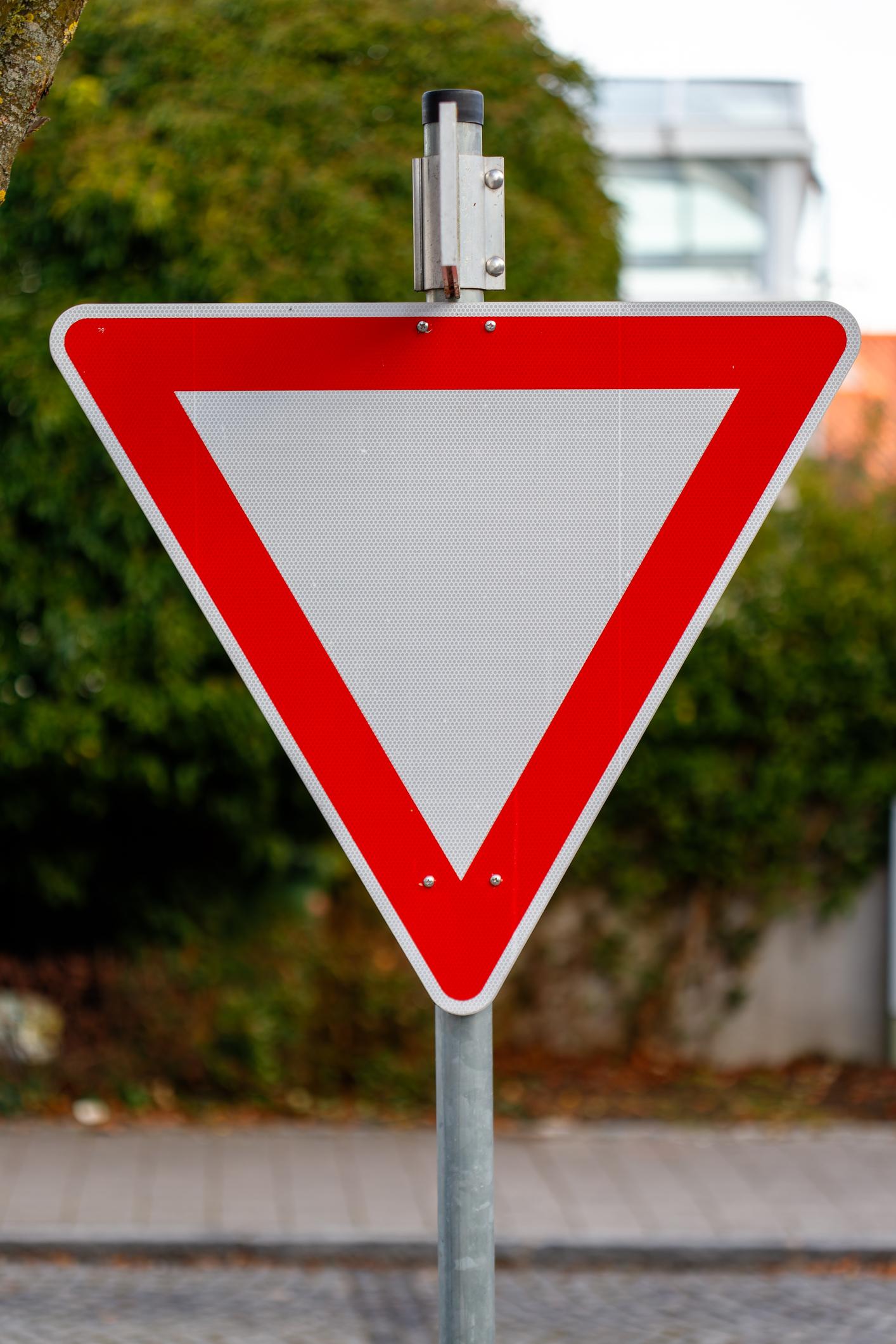 Bu yol nişanı sürücüdən nə tələb edir?