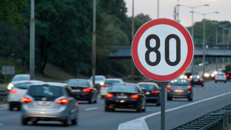 Nişan piyada keçidi barədə xəbərdarlıq edir, sürət azaldılmalıdır.